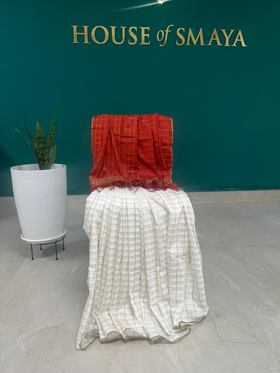 WhatsApp Image 2026-01-28 at 4.38.25 PM Off-White Cotton Saree with Red Checked Pallu - Image 1